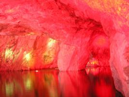 Подземное озеро с худ подсветкой карьер Рускеала (1).JPG